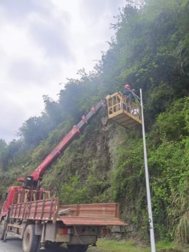 村民期盼的路灯亮起来了