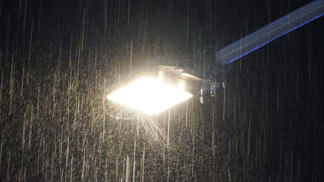 阴雨天续航无忧——太阳能路灯智能储电技术解析